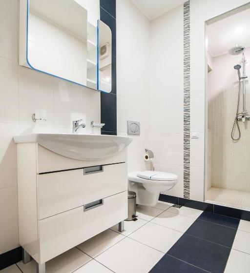 جناح جونيور, Abri