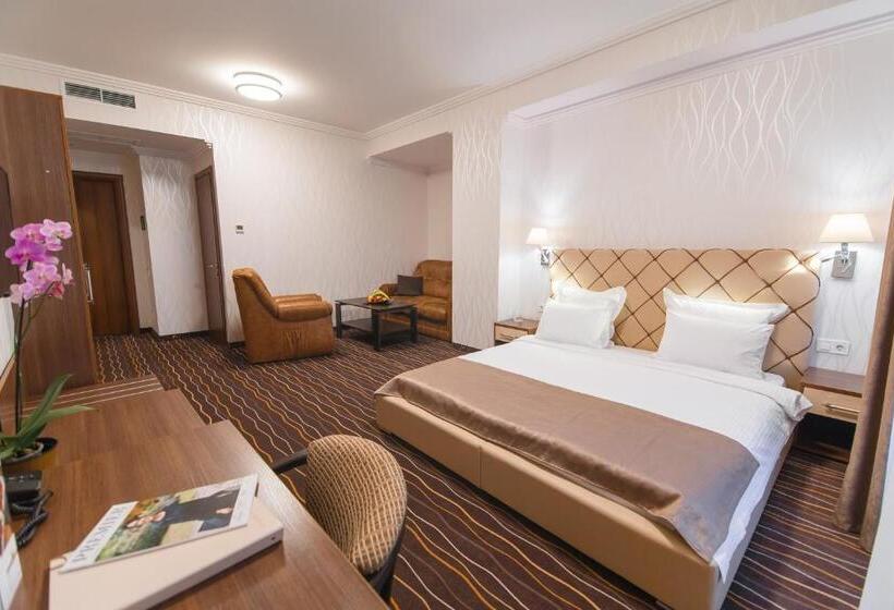 جناح جونيور, Abri