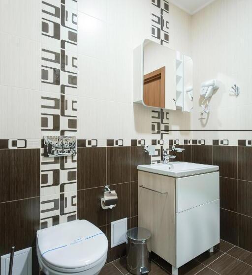 جناح جونيور, Abri