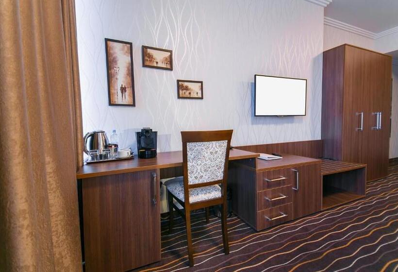 جناح جونيور, Abri