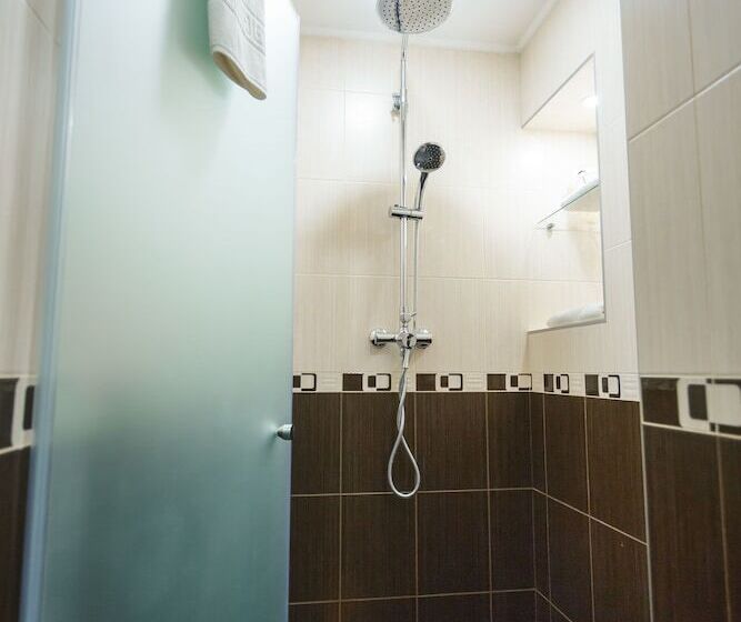 جناح جونيور, Abri