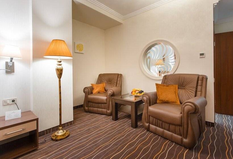 جناح جونيور, Abri