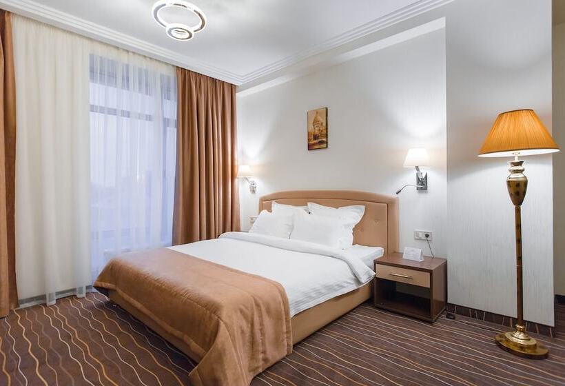 جناح جونيور, Abri