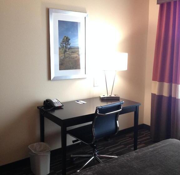 غرفة قياسية سرير ملكى لذوى الإحتياجات الخاصة, Wyndham Garden Lancaster Ca