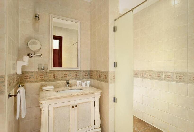 سوییت با چشمانداز جانبی دریا, Coral Sea Beach And Aqua Park