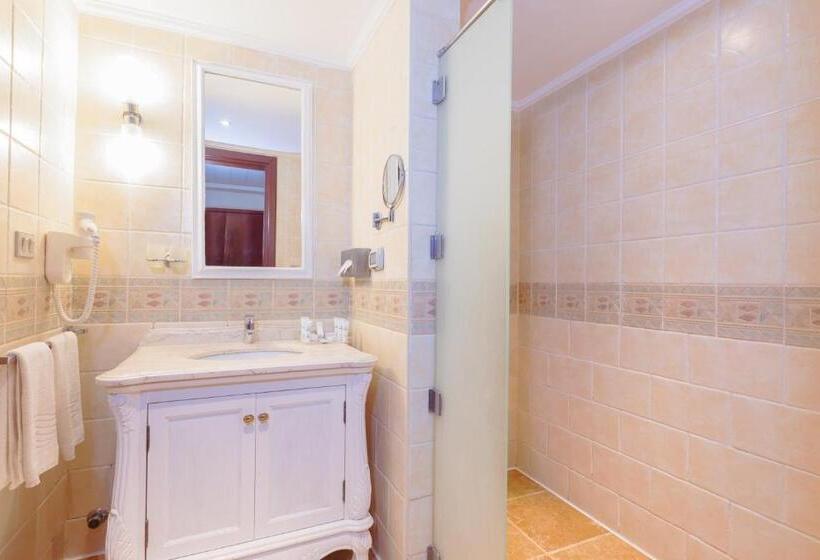 سوییت با چشمانداز جانبی دریا, Coral Sea Beach And Aqua Park