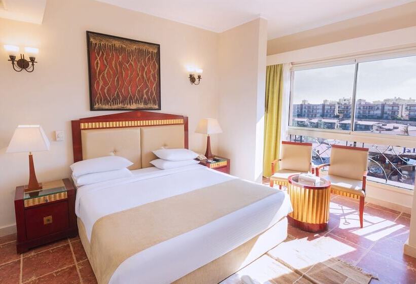 سوییت با چشمانداز جانبی دریا, Coral Sea Beach And Aqua Park