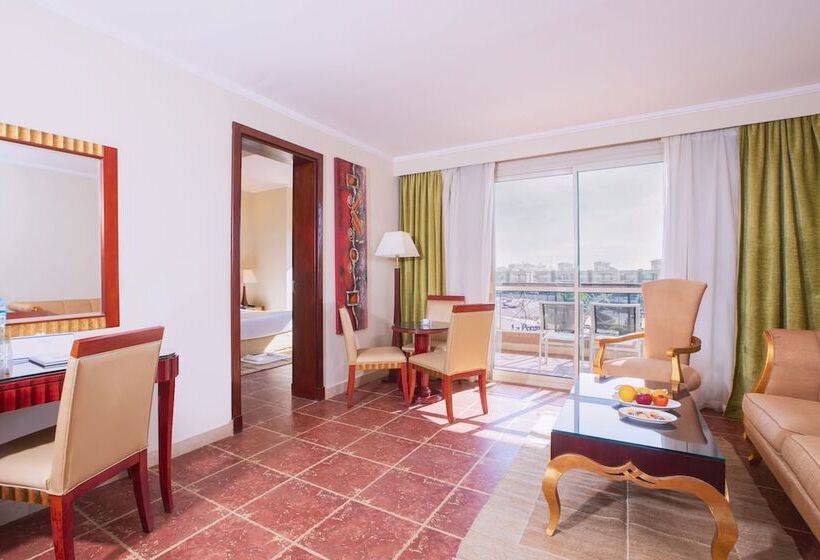 سوییت با چشمانداز جانبی دریا, Coral Sea Beach And Aqua Park