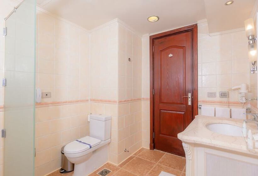 سوییت با چشمانداز جانبی دریا, Coral Sea Beach And Aqua Park