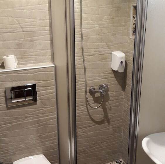 غرفة قياسية ثلاثية, Gumbet