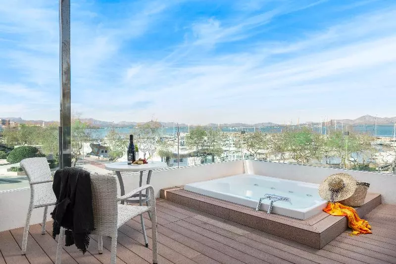Deluxe Zimmer mit Meerblick, Llaut Boutique