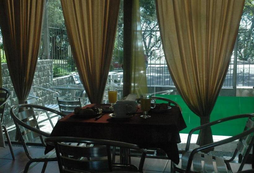 بانگلوی استاندارد, Paradise Complejo Turistico