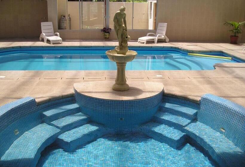 بانگلوی استاندارد, Paradise Complejo Turistico