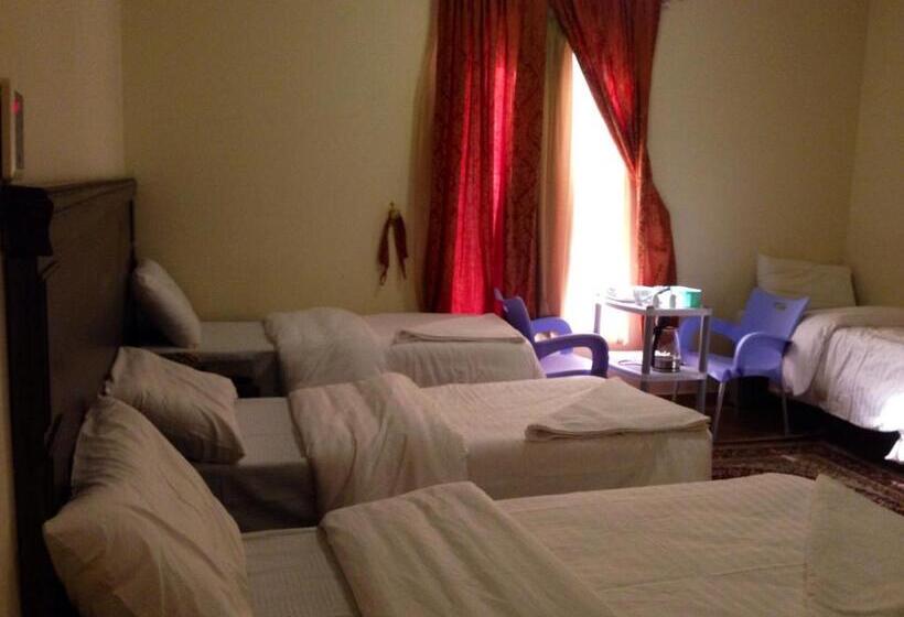 חדר סטנדרט לארבעה, Qasr Alazzizia