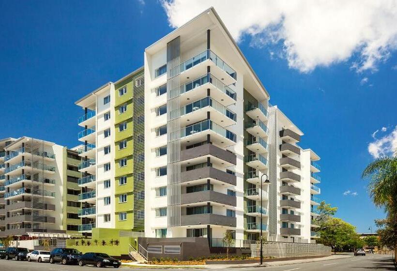 スタンダードスタジオ, Quest Breakfast Creek