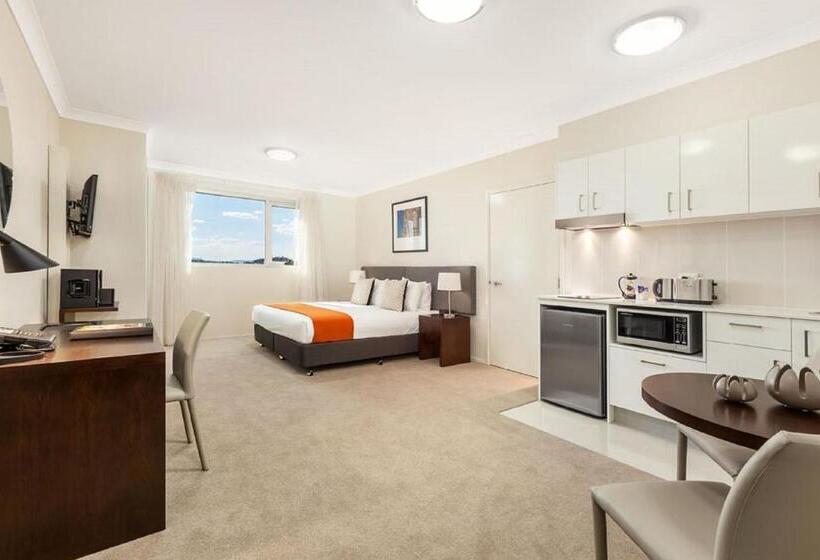 スタンダードスタジオ, Quest Breakfast Creek