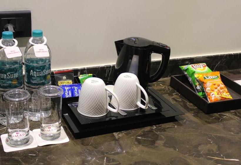 اتاق استاندارد با تخت بزرگ برای معلولان, Saura Hotel, Agra   A Club Mahindra Associate