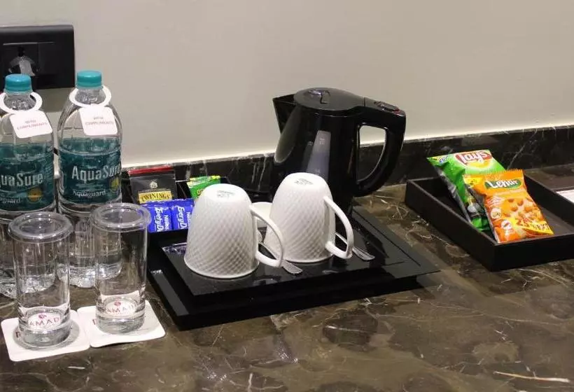 身障者適用キングサイズベッドルーム, Saura Hotel, Agra A Club Mahindra Associate