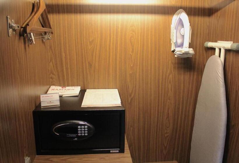 اتاق استاندارد با تخت بزرگ برای معلولان, Saura Hotel, Agra   A Club Mahindra Associate