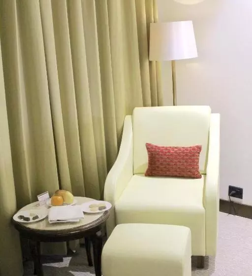 身障者適用キングサイズベッドルーム, Saura Hotel, Agra A Club Mahindra Associate