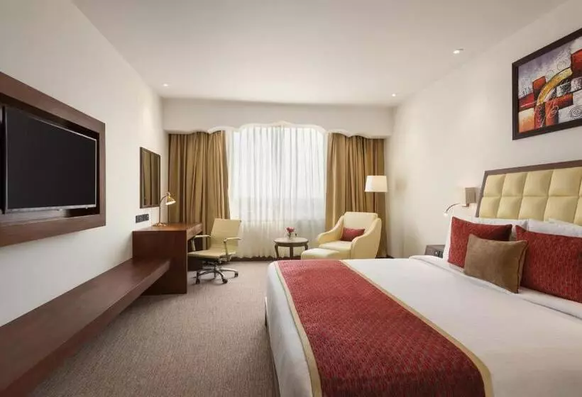 身障者適用キングサイズベッドルーム, Saura Hotel, Agra A Club Mahindra Associate