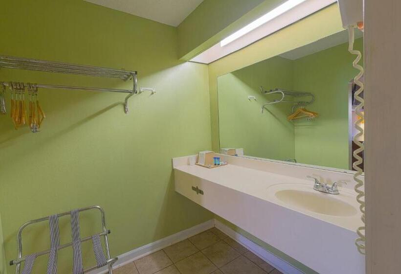 חדר סטנדרט, מיטת קינג, מותאם לאדם עם מוגבלויות, OYO Hotel Brownsville TN I-40