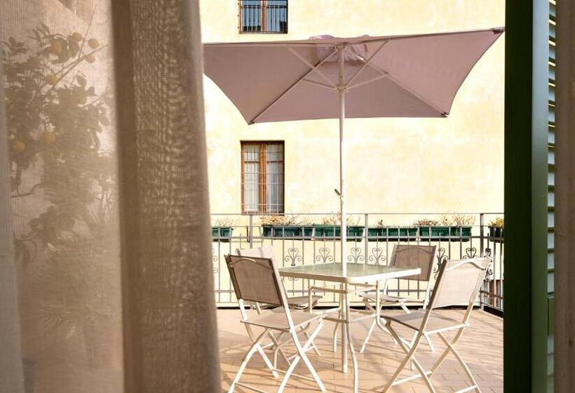 غرفة عائلية, San Lorenzo