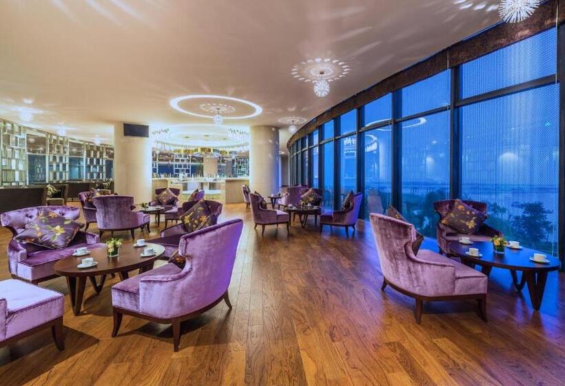 带大床的豪华间, Grand Mercure Qingdao Airlines