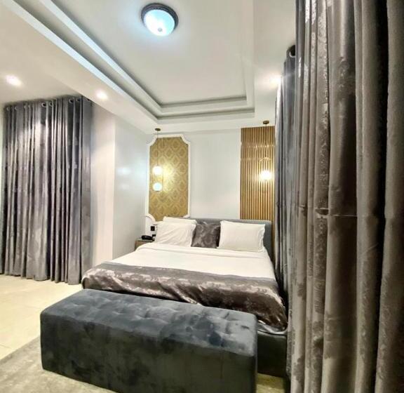 اتاق لوکس با تخت بزرگ, De Fivez
