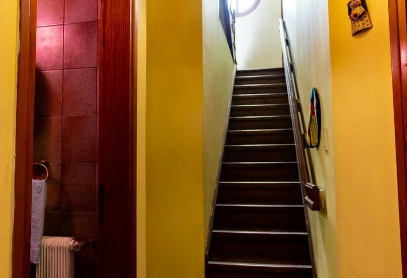 اتاق خانوادگی, Elisa Posada