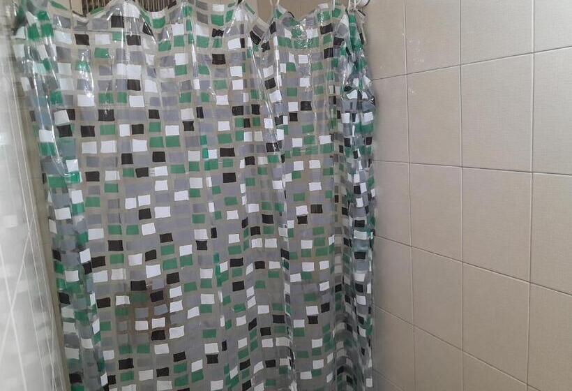 اتاق استاندارد یک نفره, Elisa Posada