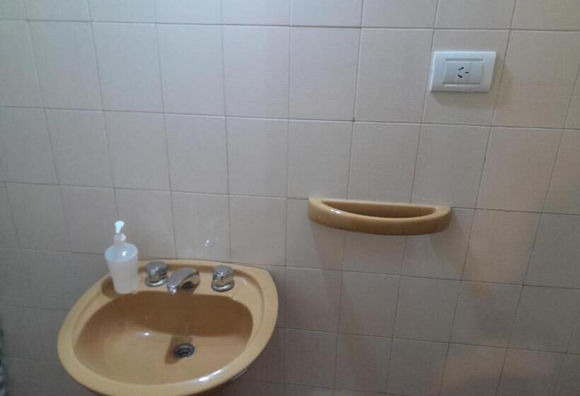 اتاق استاندارد یک نفره, Elisa Posada