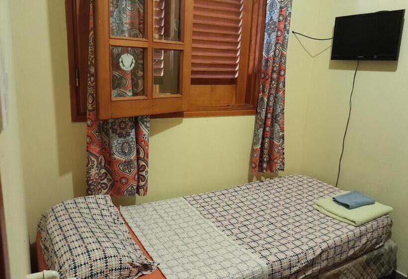 اتاق استاندارد یک نفره, Elisa Posada