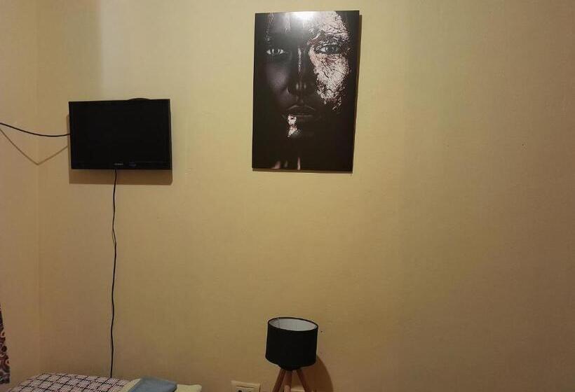 اتاق استاندارد یک نفره, Elisa Posada