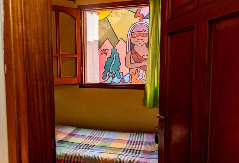 اتاق استاندارد یک نفره, Elisa Posada