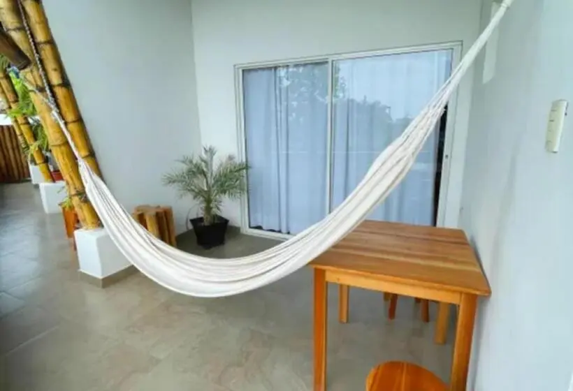 バルコニー付きデラックスルーム, Kiwi Montañita Hostal