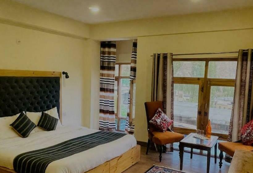 デラックスルーム, De Suzain Leh