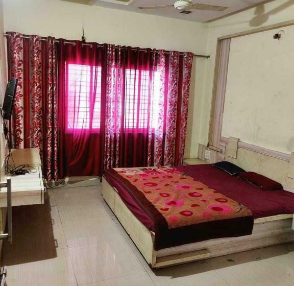 Трехместный Номер Классика, Pop Hotel Sudarshan