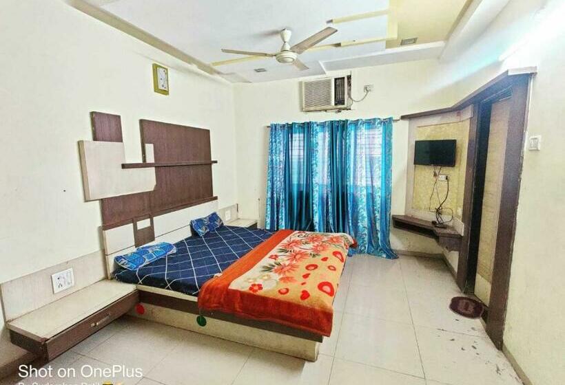 Трехместный Номер Классика, Pop Hotel Sudarshan