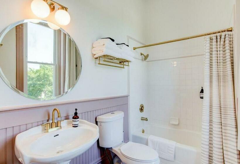 Студия Стандарт, Suite 4 Historic Art City Inn
