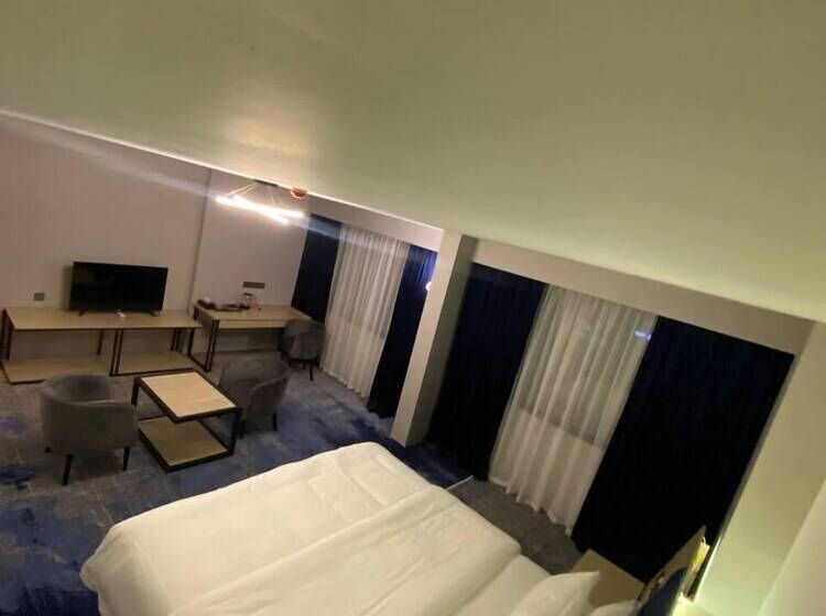 اتاق لوکس, Andijon International