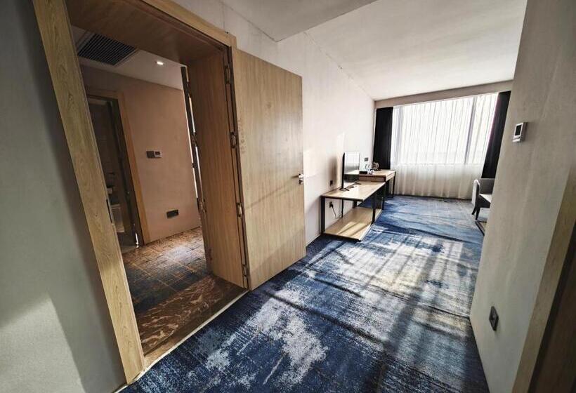 سوییت خانوادگی, Andijon International