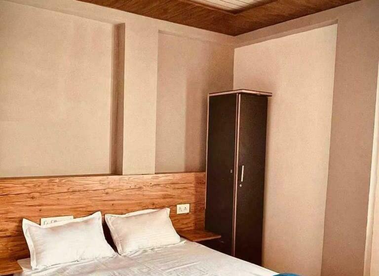 트리플 클래식 룸, Oyo 80628j Four King