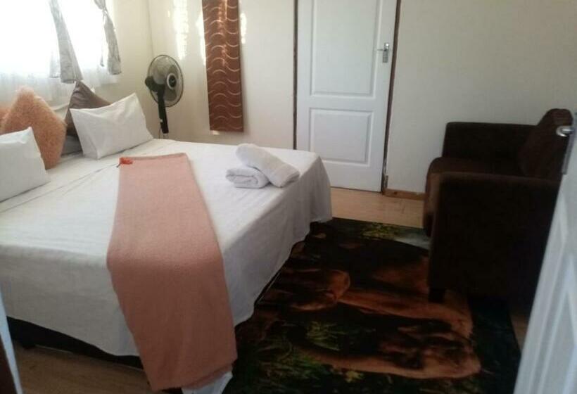 דירת חדר בקומת קרקע, Gh Redpillars