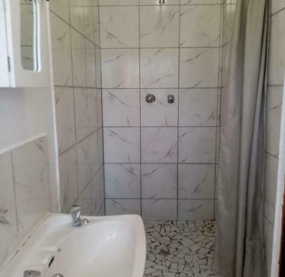 דירת חדר בקומת קרקע, Gh Redpillars