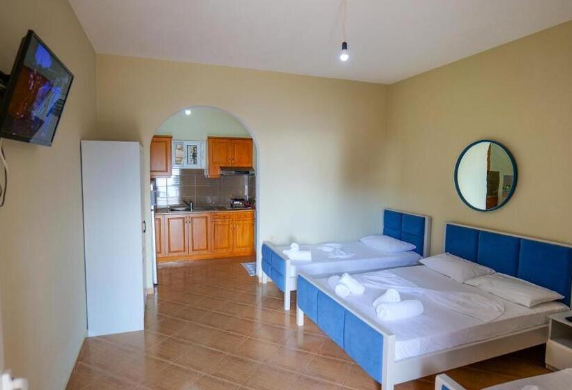 발코니가 있는 4인용 스탠다드 룸, Kalemi Apartments