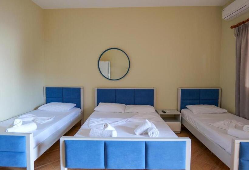 발코니가 있는 4인용 스탠다드 룸, Kalemi Apartments