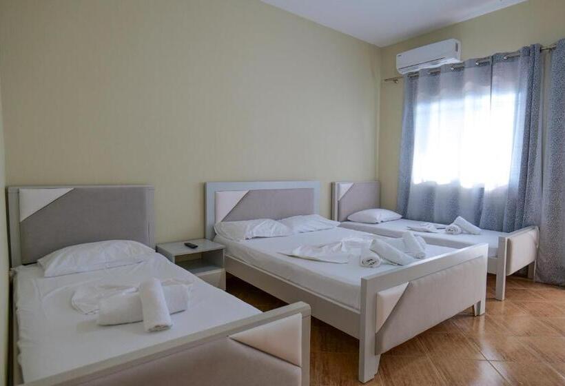 발코니가 있는 4인용 스탠다드 룸, Kalemi Apartments