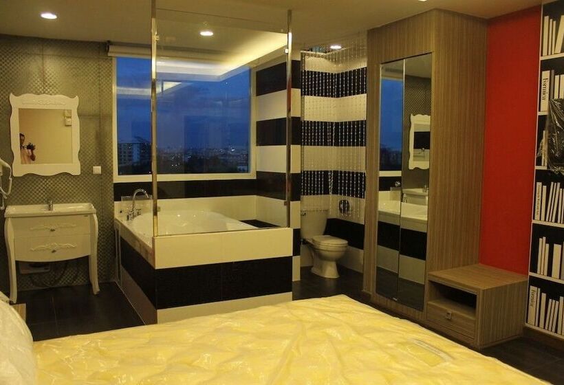 デラックスルーム, Chariot Pattaya