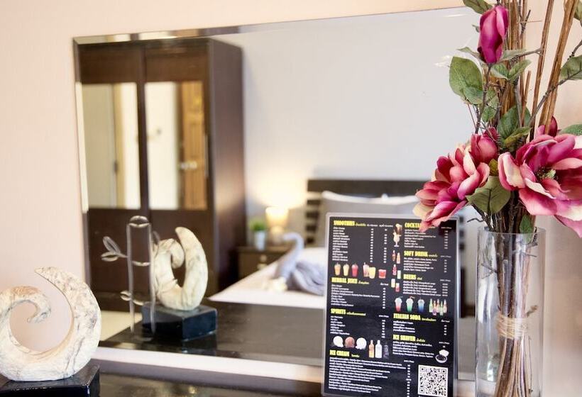 스탠다드 트리플 룸, Golden Guesthouse By The Beach Cha Am